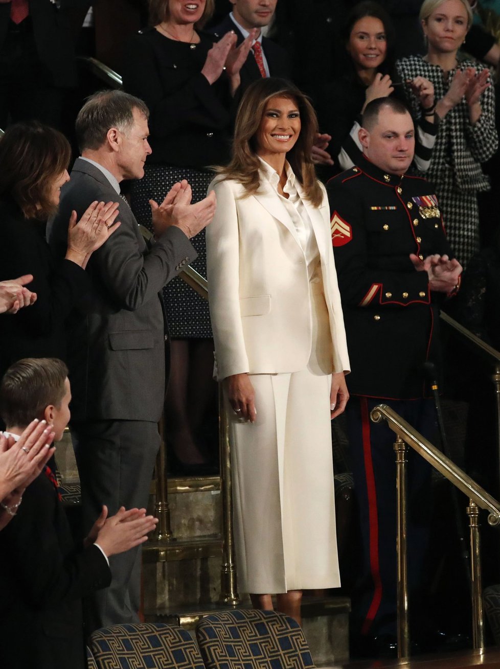 Loni přišla Melania Trumpová celá v bílém, letos v černém, (6.02.2019).