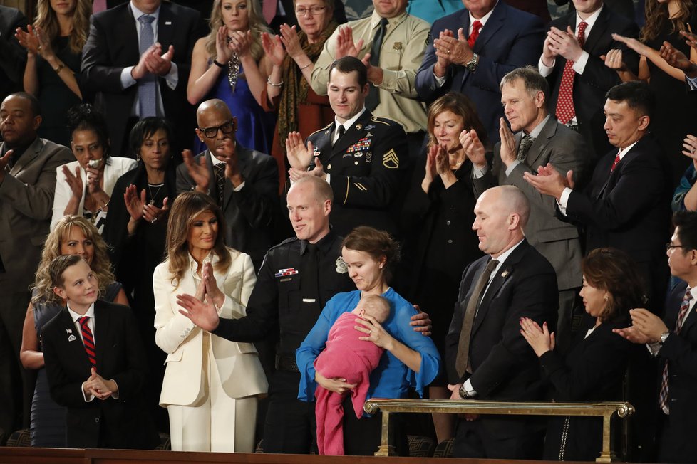 Melania Trump v Kongresu, během manželova projevu