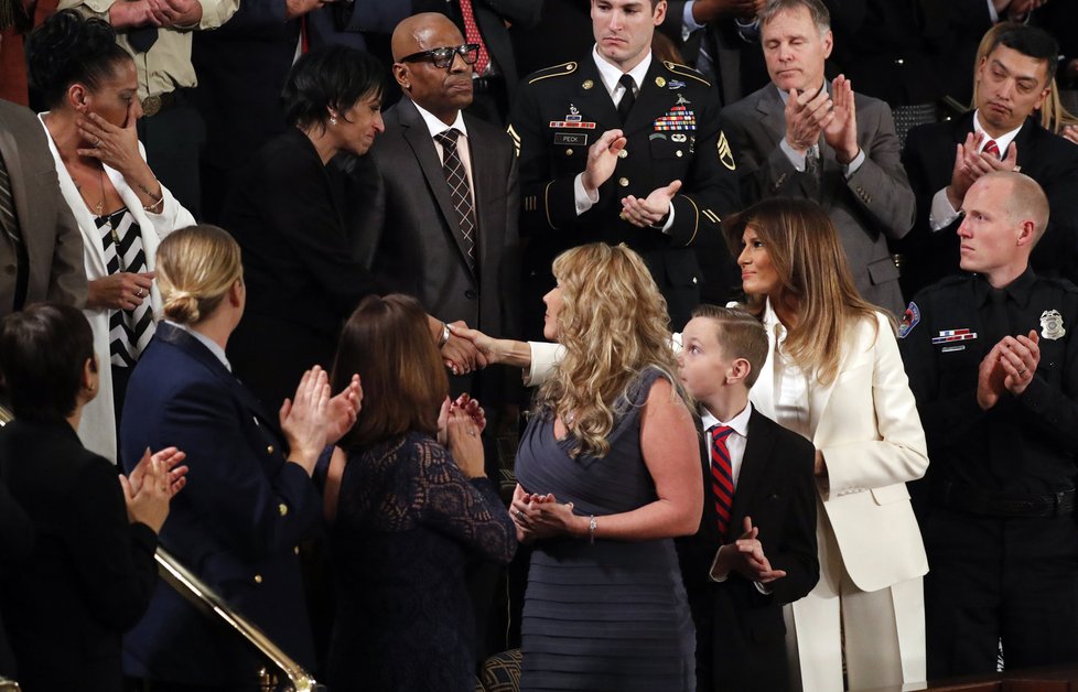 Melania Trump v Kongresu, během manželova projevu