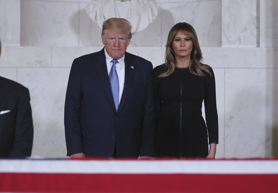 Prezident USA Donald Trump s manželkou Melanií na pohřbu soudce Nejvyššího soudu USA Johna Paula Stevense (†99)