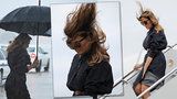 Melania Trumpová marně bojovala s živly: První dámu pozlobil vítr i déšť