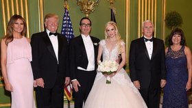 Svatební snímek ze svatby amerického ministra financí Mnuchina, mezi hosty nechyběl ani prezident Trump nebo viceprezident Pence.
