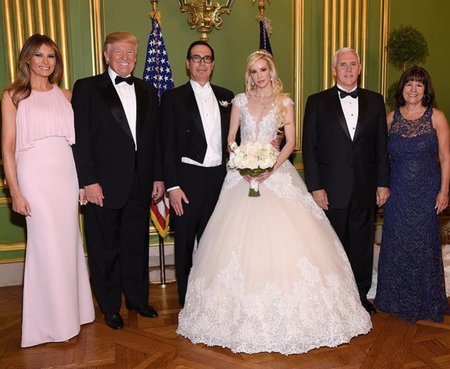 Svatební snímek ze svatby amerického ministra financí Mnuchina, mezi hosty nechyběl ani prezident Trump nebo viceprezident Pence.
