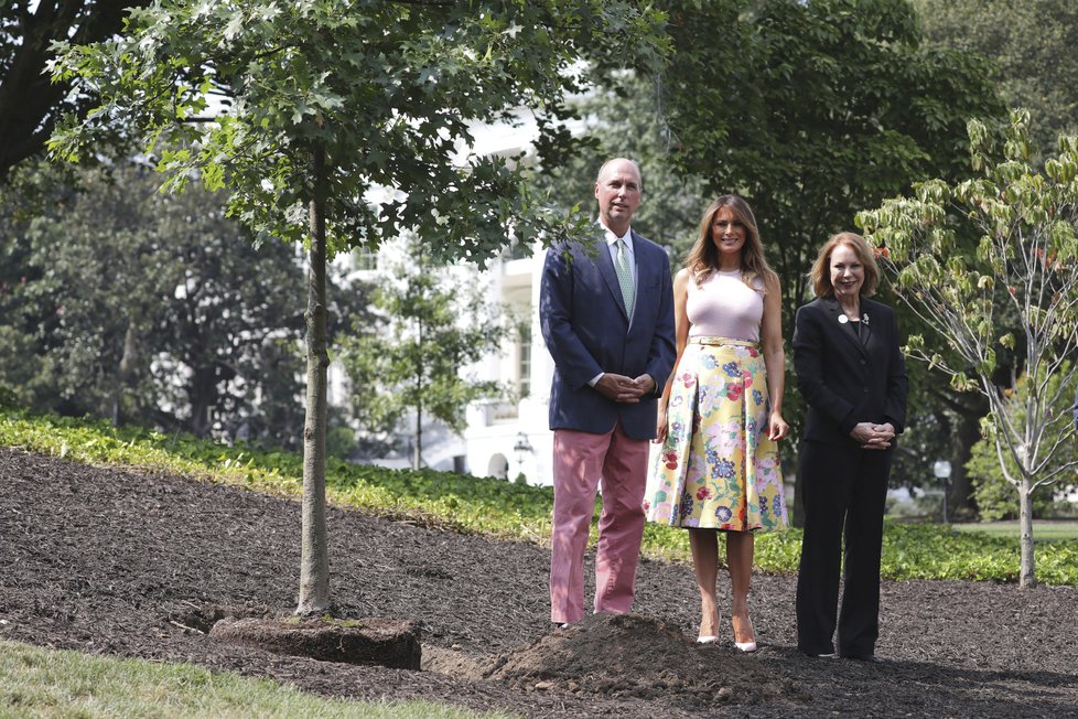 První dáma Melania Trumpová, Mary Jean Eisenhowerová a Richard Emory Gatchell společně zasadili strom.