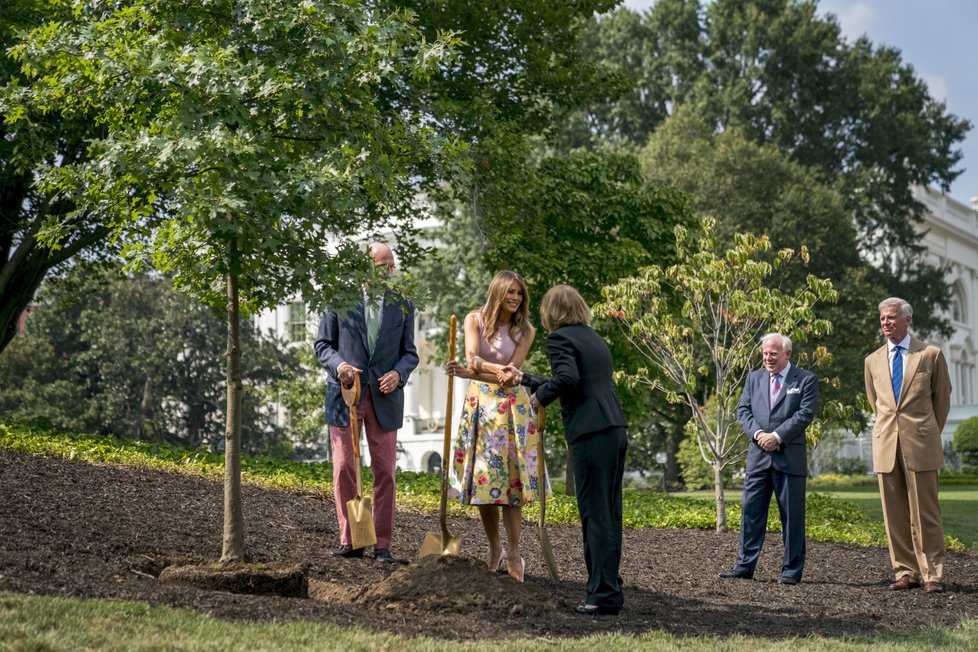 První dáma Melania Trumpová, Mary Jean Eisenhowerová a Richard Emory Gatchell společně zasadili strom.