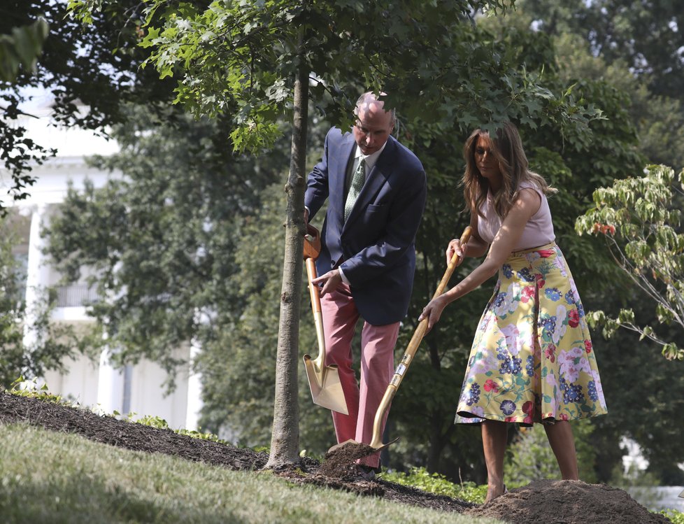 První dáma Melania Trumpová, Mary Jean Eisenhowerová a Richard Emory Gatchell společně zasadili strom.