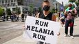 Demonstrant s transparentem, který vyzývá první dámu USA: Utíkej, Melanie, utíkej!