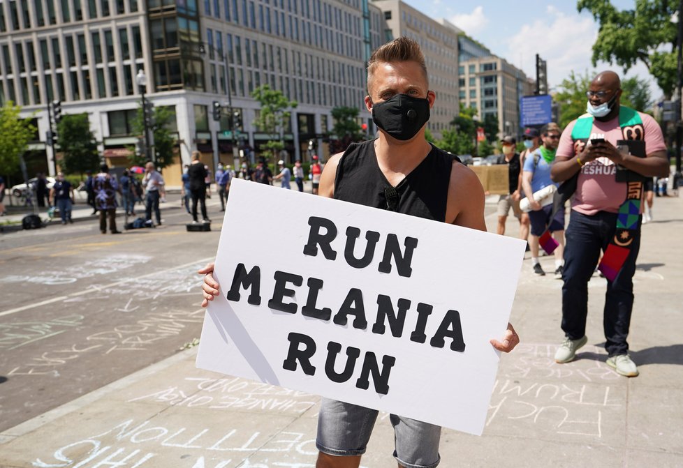 Demonstrant s transparentem, který vyzývá první dámu USA: Utíkej, Melanie, utíkej!