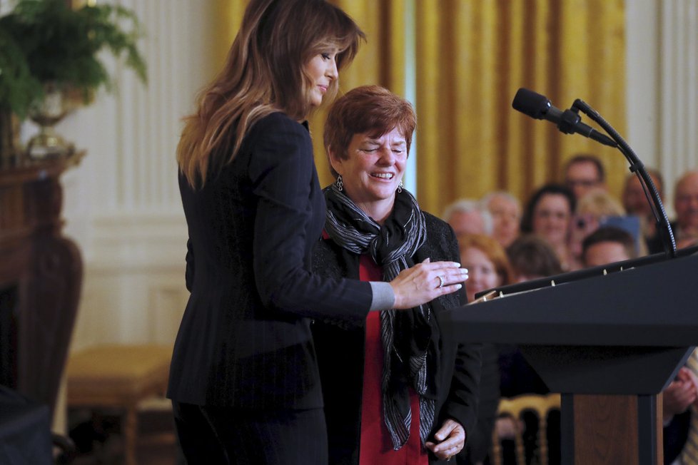 Melania Trumpová promluvila o boji s opioidy. Po své řeči konejšila matku chlapce, který zemřel na předávkování.