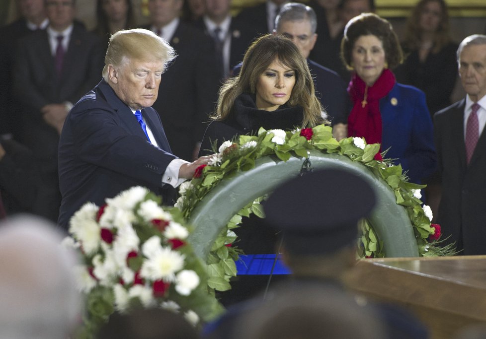 Melania a Donald Trumpovi na pohřbu reverenda Billyho Grahama.