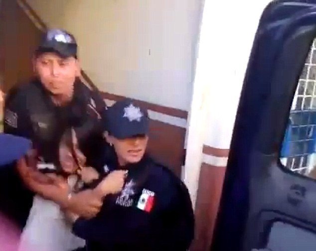 Mexickou dívku dovlekla policie k nepravé matce v USA