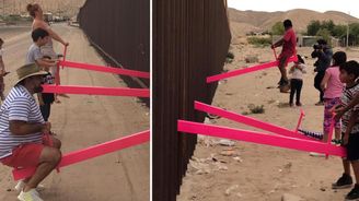 Mexiko místo zdi oddělily houpačky. Americké a mexické děti si na nich hrály společně