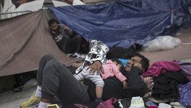 Trumpova vláda sklidila kritiku kvůli novému opatření, které platí v rámci "nulové tolerance" vůči migrantům. Nelegálním uprchlíkům jsou odebrány jejich děti a umístěny do ochranného opatrovnictví.