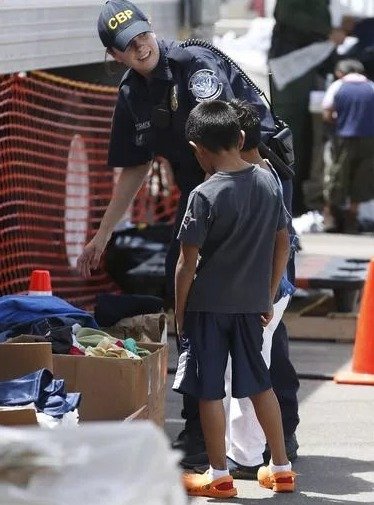 Ivanka Trumpová sklidila kritiku kvůli novému opatření, které platí v rámci &#34;nulové tolerance&#34; vůči migrantům. Nelegálním uprchlíkům jsou odebrány jejich děti a umístěny do ochranného opatrovnictví.