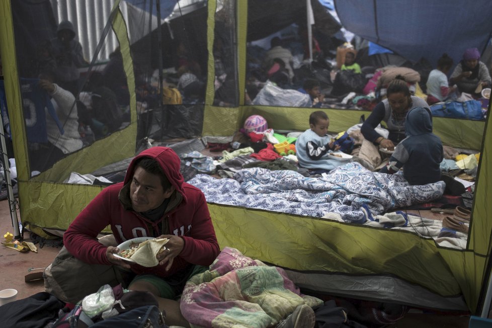 Nulová tolerance Trumpovy vlády vedla k rozdělování rodin migrantů na hranicích. Rodiče putovali do vazby, děti do detenčních center.