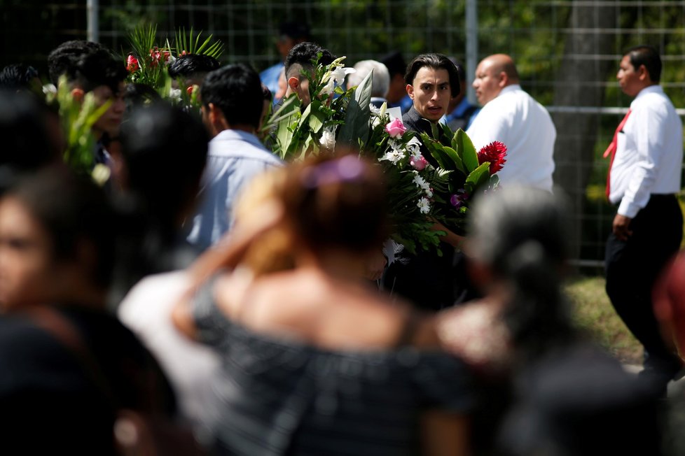 Příbuzní v Salvadoru v pondělí pohřbili Óscara Alberta Martíneze a jeho ani ne dvouletou dceru Valerii, kteří se utopili při pokusu dostat se přes řeku Rio Grande z Mexika do Spojených států. (1.7.2019)
