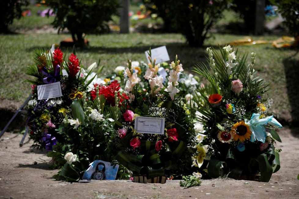 Příbuzní v Salvadoru v pondělí pohřbili Óscara Alberta Martíneze a jeho ani ne dvouletou dceru Valerii, kteří se utopili při pokusu dostat se přes řeku Rio Grande z Mexika do Spojených států. (1.7.2019)