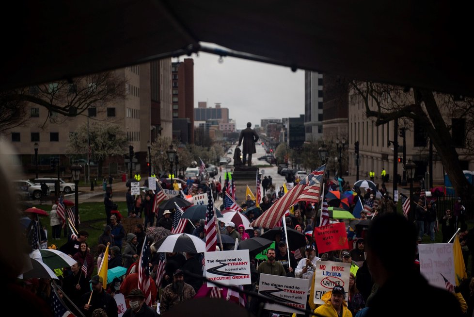 V Michiganu protestovali lidé se zbraněmi proti rozhodnutí guvernérky Gretchen Whitmerové. (1.5.2020)