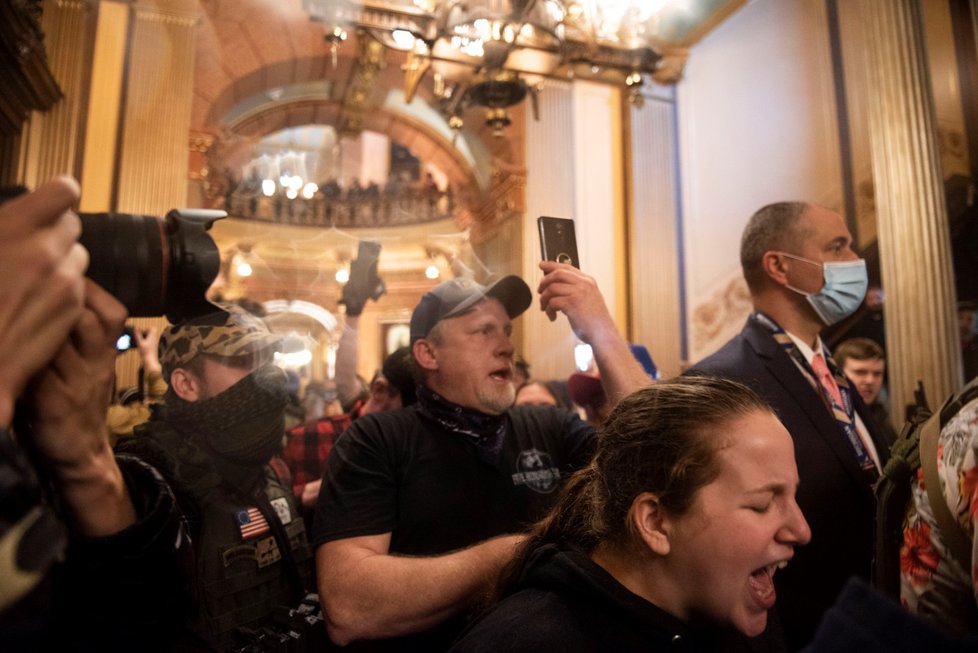 V Michiganu protestovali lidé se zbraněmi proti rozhodnutí guvernérky Gretchen Whitmerové. (1.5.2020)