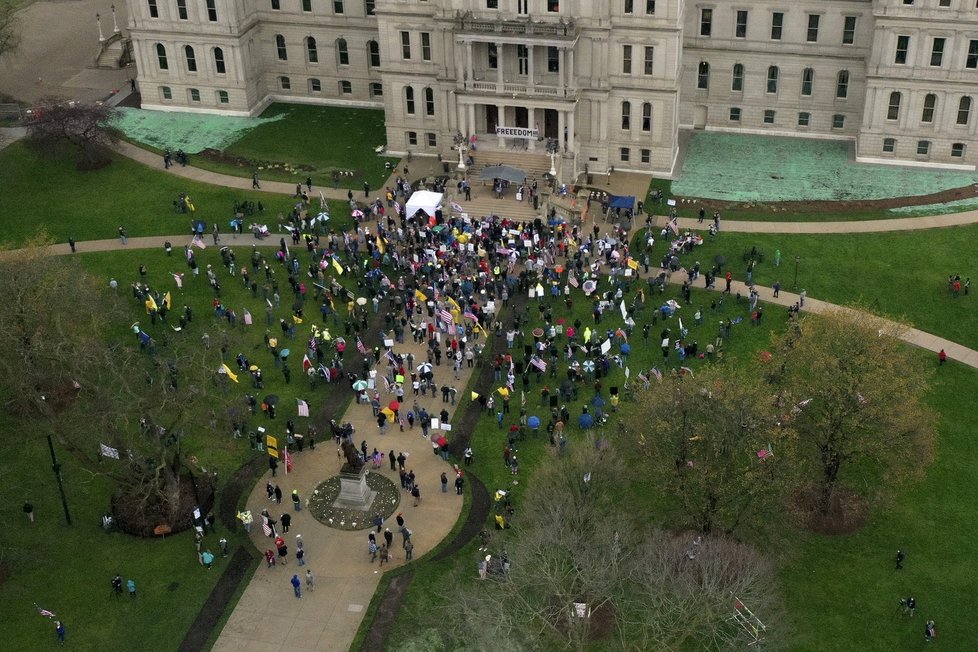 V Michiganu protestovali lidé se zbraněmi proti rozhodnutí guvernérky Gretchen Whitmerové (1.5.2020).