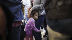 I přes strach z rozdělení rodin do USA proudí tisíce nelegálních migrantů.