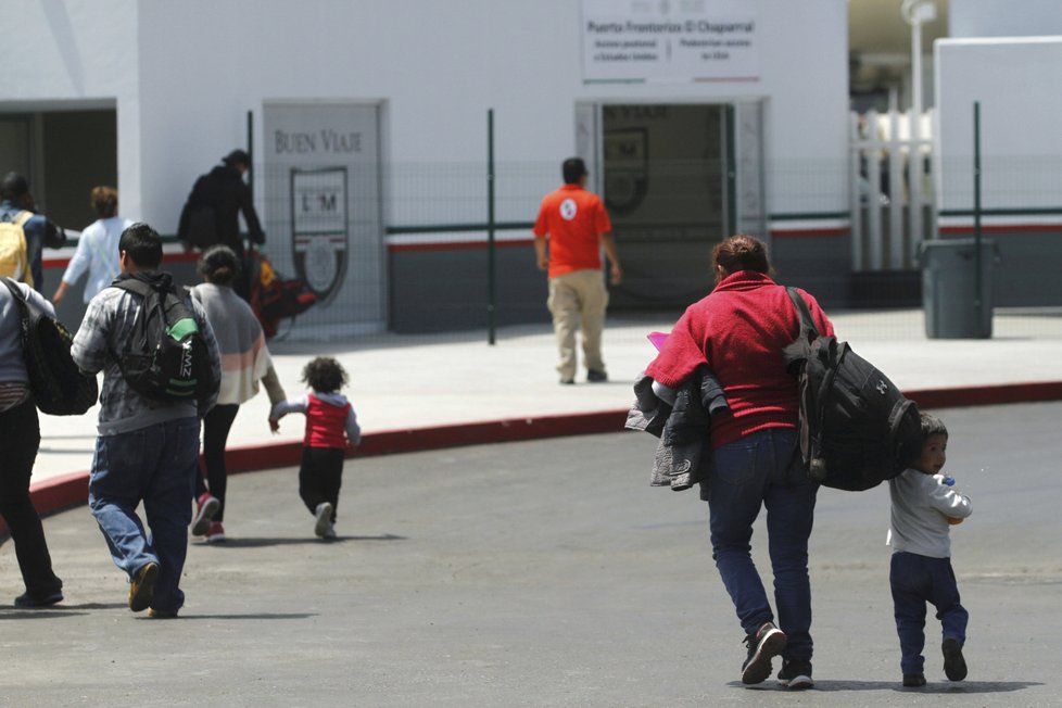 I přes strach z rozdělení rodin do USA proudí tisíce nelegálních migrantů.