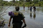 Někteří migranti volí extrémně nebezpečnou cestu do USA a snaží se přeplout nebo přeplavat řeku Rio Grande.
