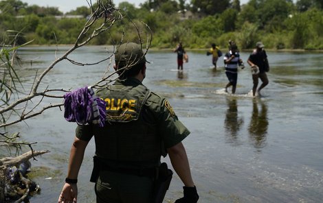 Někteří migranti volí extrémně nebezpečnou cestu do USA a snaží se přeplout nebo přeplavat řeku Rio Grande.