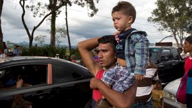 Přibližně dva tisíce honduraských migrantů v úterý pokračovaly v pochodu za lepším životem na sever k hranicím Spojených států.
