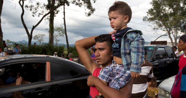 Rodiny utíkají z Hondurasu před chudobou. Zastavte je, jinak přijdete o peníze, hrozí USA 