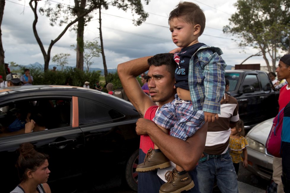 Přibližně dva tisíce honduraských migrantů v úterý pokračovaly v pochodu za lepším životem na sever k hranicím Spojených států.