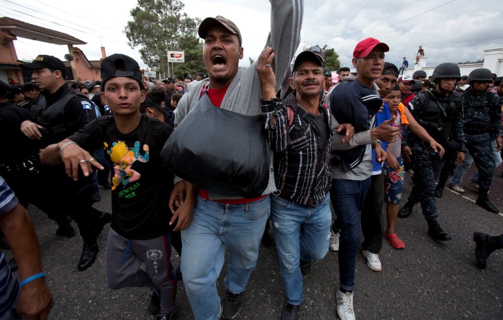 Přibližně dva tisíce honduraských migrantů v úterý pokračovaly v pochodu za lepším životem na sever k hranicím Spojených států.