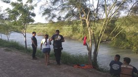 Matka utopené holčičky, mexická policie a dobrovolníci na břehu řeky Rio Grande