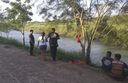 Matka utopené holčičky, mexická policie a dobrovolníci na břehu řeky Rio Grande