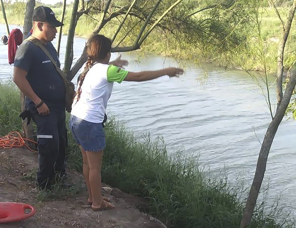 Matka utopené holčičky, mexická policie a dobrovolníci na břehu řeky Rio Grande.