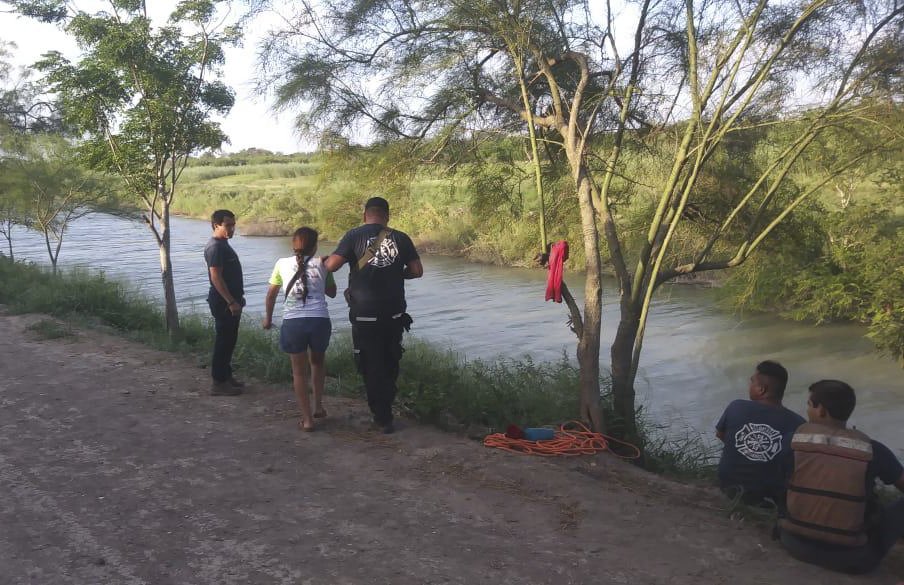 Matka utopené holčičky, mexická policie a dobrovolníci na břehu řeky Rio Grande.