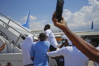 Haiťané se brání deportacím z USA. Migranti pokousali pohraničníky a napadli pilota