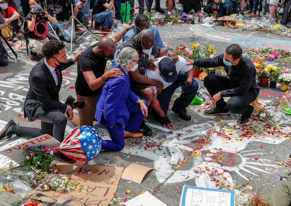 Bratr George Floyda Terrence dorazil na místo, kde proti muži smrtelně zasáhla policie.