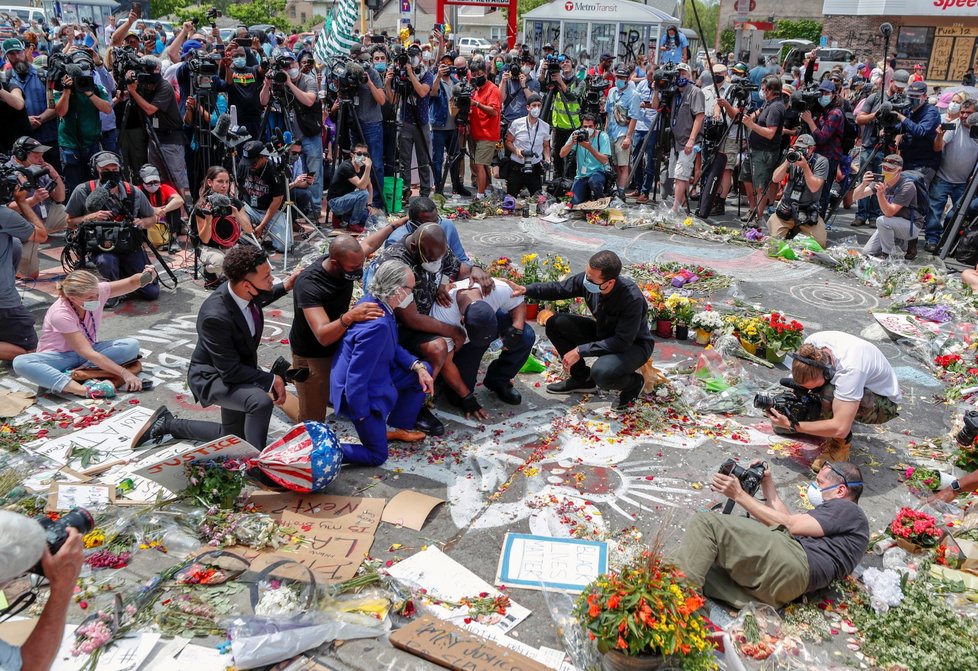 Bratr George Floyda Terrence dorazil na místo, kde proti muži smrtelně zasáhla policie.