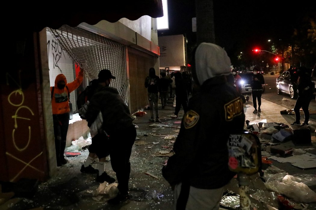 Protesty zasáhly i Los Angeles.