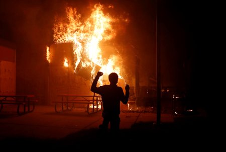 Protesty a násilí v Minneapolis pokračují navzdory zákazu vycházení.