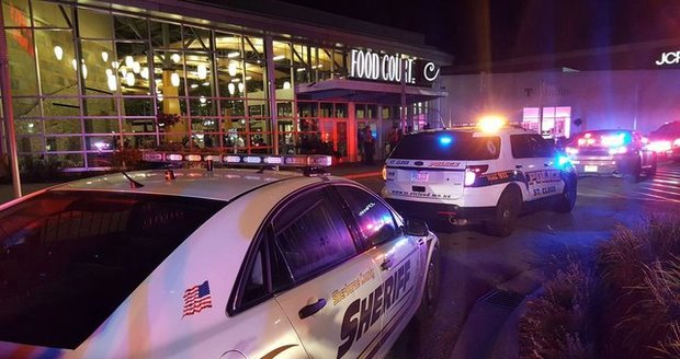 V nákupním centru v Minnesotě v USA útočník pobodal osm lidí.