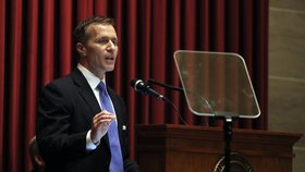 Guvernér Eric Greitens.