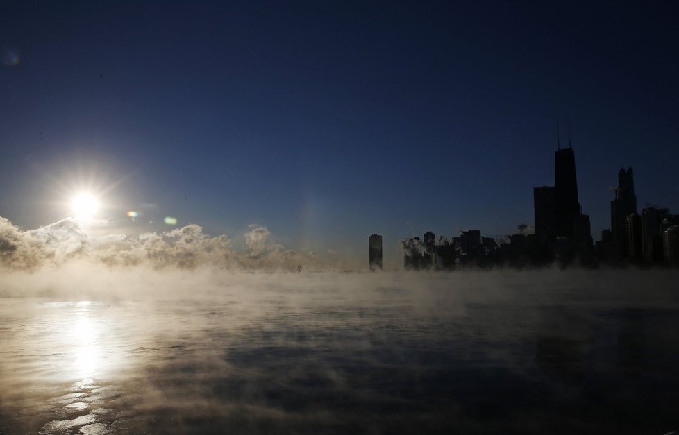 Chicago je zahalená mrznoucí mlhou blížící se od Michiganského jezera.