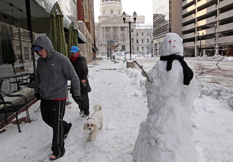 I v mrazivých časech si lidé najdou čas na to postavit sněhuláka.