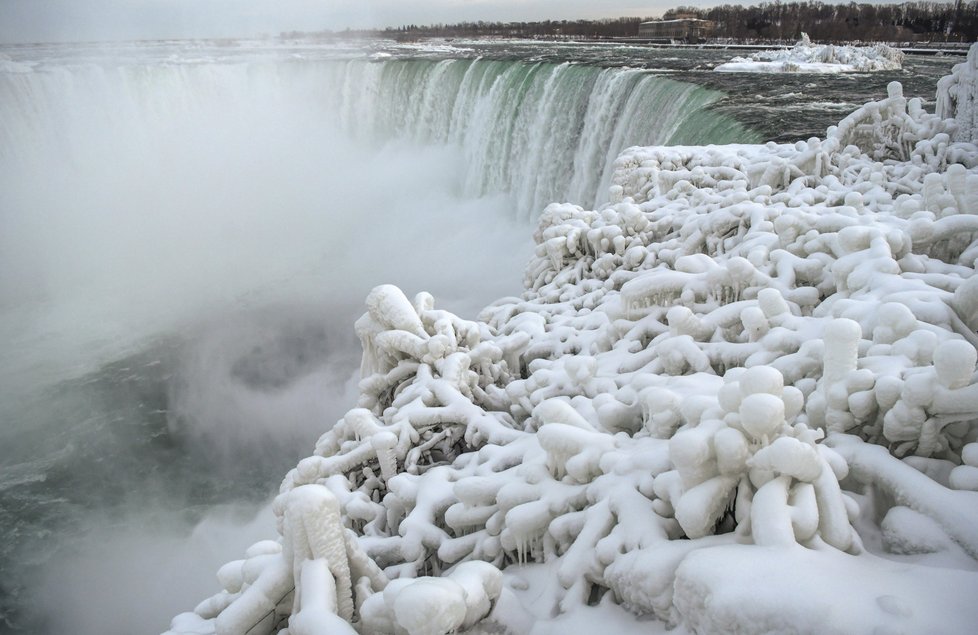 USA a Kanadu svírají mrazy, zamrzly dokonce i Niagarské vodopády (23. 1. 2019).