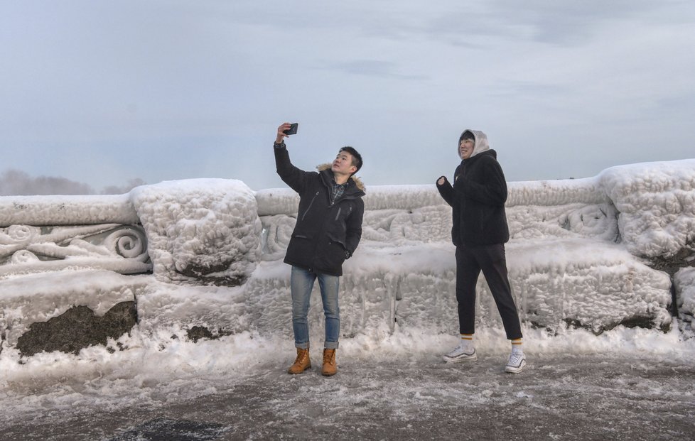 USA a Kanadu svírají mrazy, zamrzly dokonce i Niagarské vodopády (23. 1. 2019).