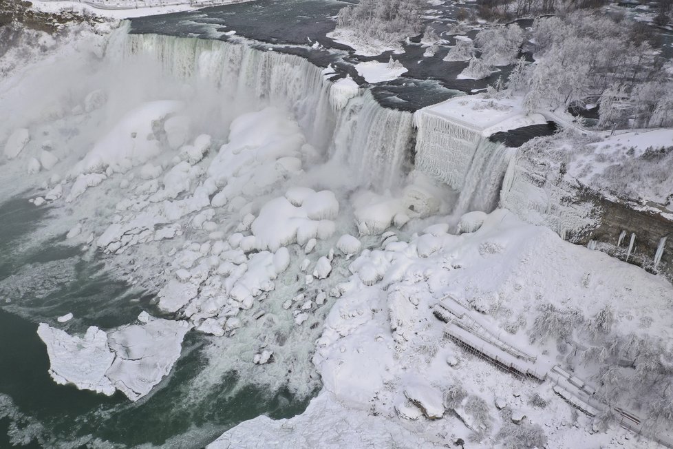 USA a Kanadu svírají mrazy, zamrzly dokonce i Niagarské vodopády, (23.01.2019).