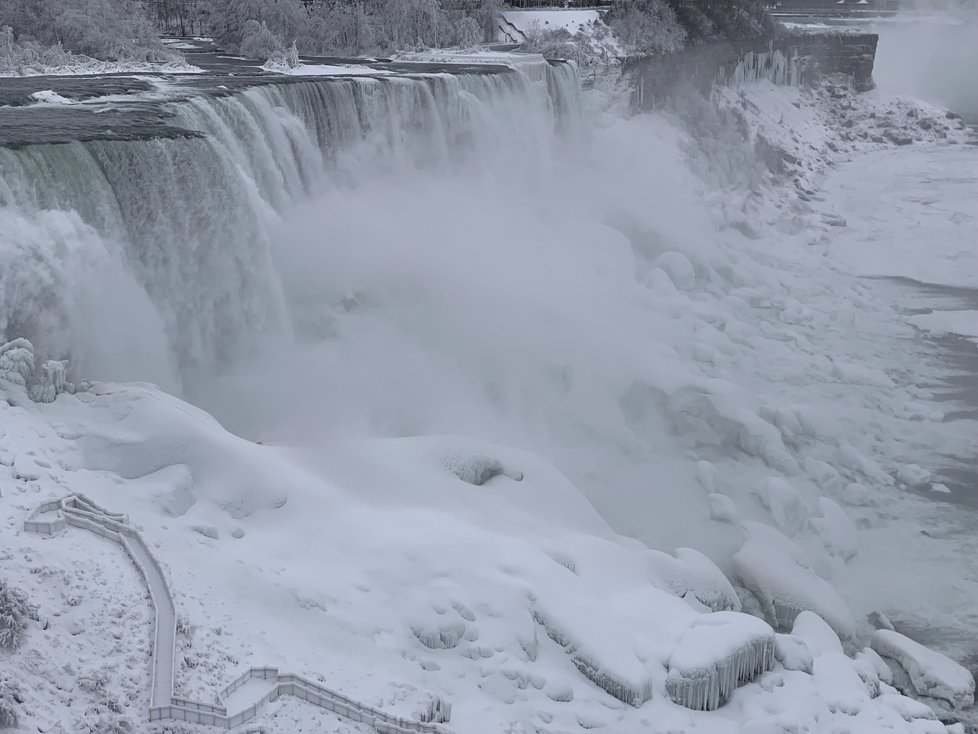 USA a Kanadu svírají mrazy, zamrzly dokonce i Niagarské vodopády, (23.01.2019).