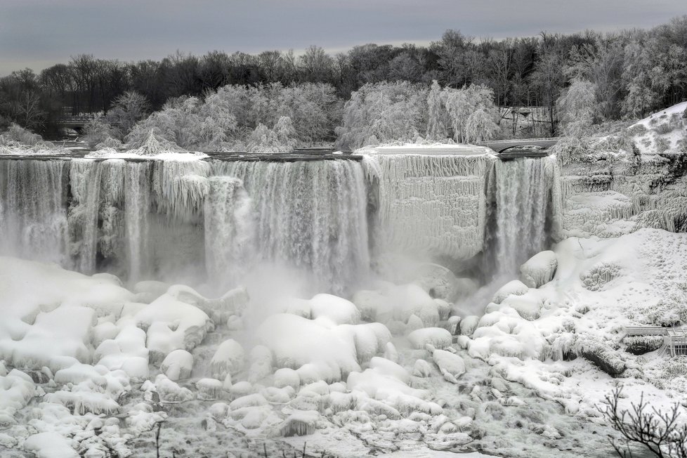 USA a Kanadu svírají mrazy, zamrzly dokonce i Niagarské vodopády, (23.01.2019).